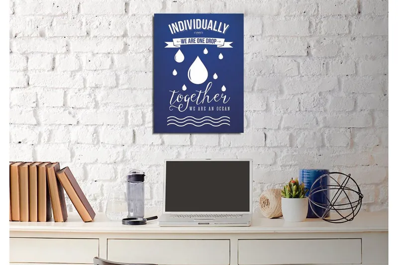 Lille lærredstryk 30x40 cm - Inspirerende citat om fællesskab og enhed med dråber som symboler - Mørkeblå / Hvid - Boligtilbehør - Billeder & kunst - Billeder på lærred
