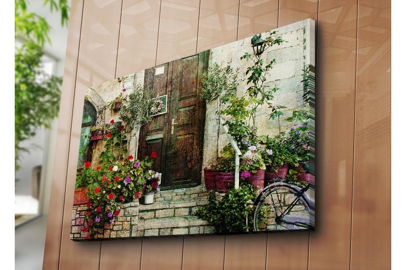 Stort lærredstryk 100x70 cm - Smuk dør omgivet af farverige blomster og grønt - Rød / Grøn / Lilla - Boligtilbehør - Billeder & kunst - Billeder på lærred