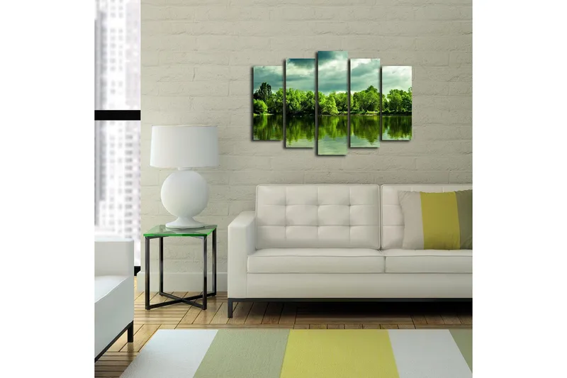 Stort lærredstryk i 5 dele 105x70 cm - Frodigt landskab ved en spejlblank sø - Grøn / Mørkegrøn / Grå - Boligtilbehør - Billeder & kunst - Billeder på lærred