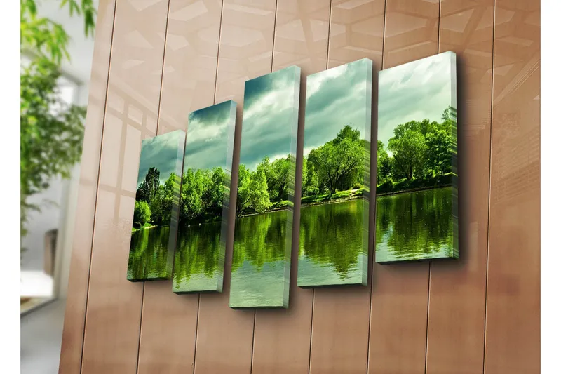 Stort lærredstryk i 5 dele 105x70 cm - Frodigt landskab ved en spejlblank sø - Grøn / Mørkegrøn / Grå - Boligtilbehør - Billeder & kunst - Billeder på lærred