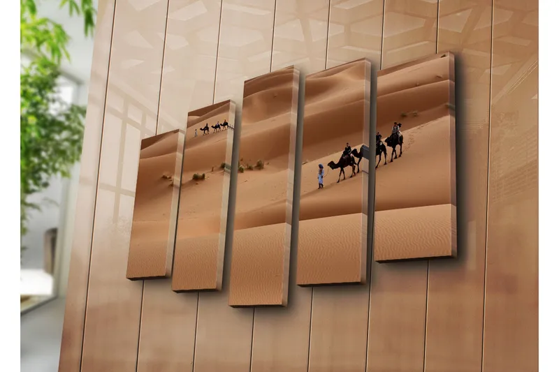 Stort lærredstryk i 5 dele 105x70 cm - Kamelkaravane bevæger sig gennem klitter - Sandbeige / Lysebrun / Grøn - Boligtilbehør - Billeder & kunst - Billeder på lærred