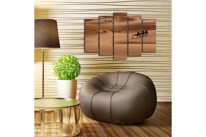 Stort lærredstryk i 5 dele 105x70 cm - Kamelkaravane bevæger sig gennem klitter - Sandbeige / Lysebrun / Grøn - Boligtilbehør - Billeder & kunst - Billeder på lærred