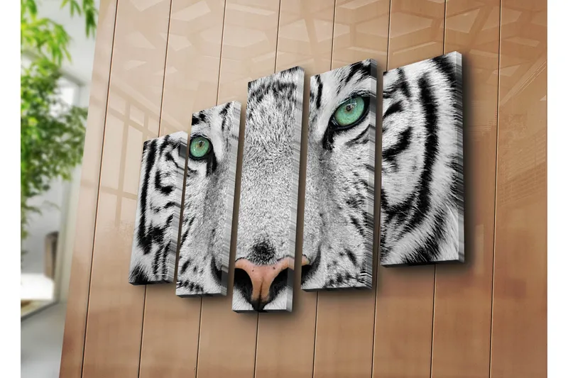 Stort lærredstryk i 5 dele 105x70 cm - Nærbillede af en hvid tiger med intense øjne - Hvid / Sort / Grøn - Boligtilbehør - Billeder & kunst - Billeder på lærred
