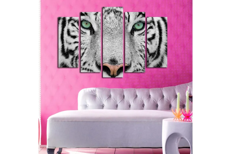 Stort lærredstryk i 5 dele 105x70 cm - Nærbillede af en hvid tiger med intense øjne - Hvid / Sort / Grøn - Boligtilbehør - Billeder & kunst - Billeder på lærred