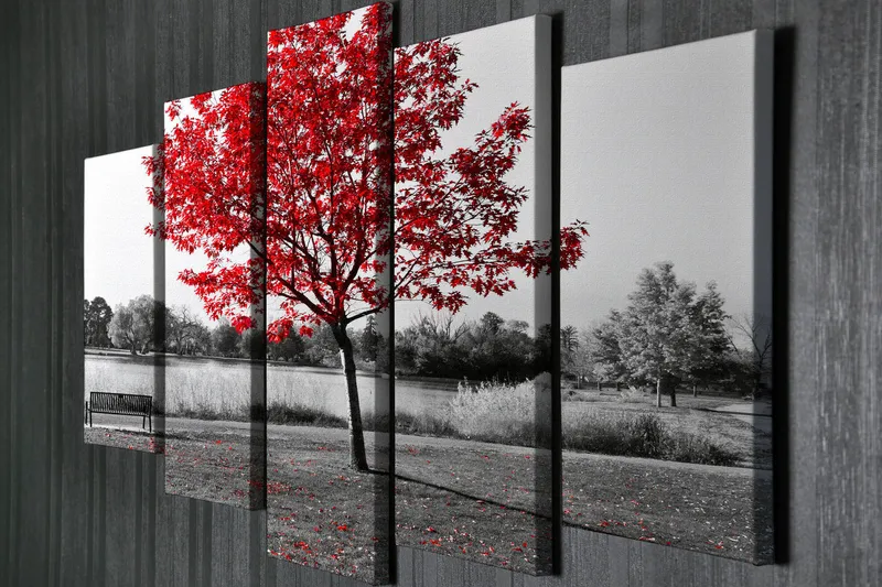 Stort lærredstryk i 5 dele 105x70 cm - Rød ahorn i et sort-hvidt landskabsmiljø - Rød / Sort / Grå - Boligtilbehør - Billeder & kunst - Billeder på lærred