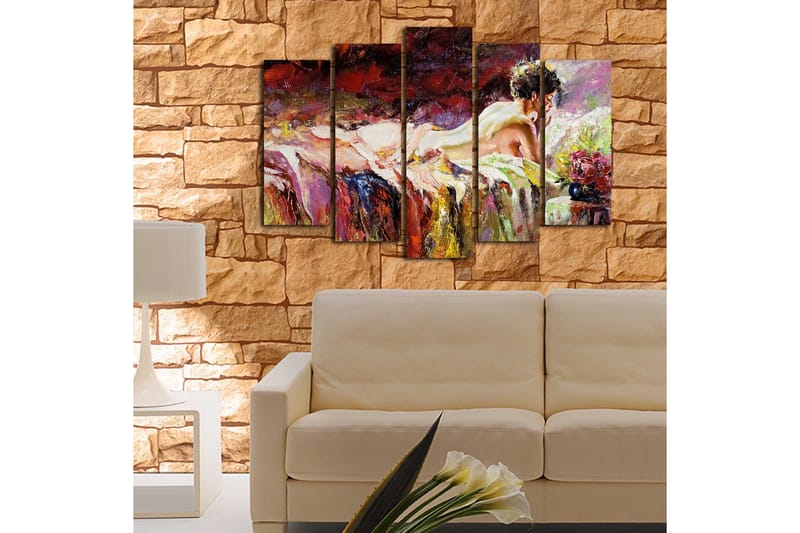 Stort lærredstryk i 5 dele 105x70 cm - Sensuel kvinde hviler på en seng med blomster i nærheden - Rød / Lilla / Beige - Boligtilbehør - Billeder & kunst - Billeder på lærred