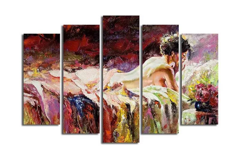 Stort lærredstryk i 5 dele 105x70 cm - Sensuel kvinde hviler på en seng med blomster i nærheden, Rød / Lilla / Beige