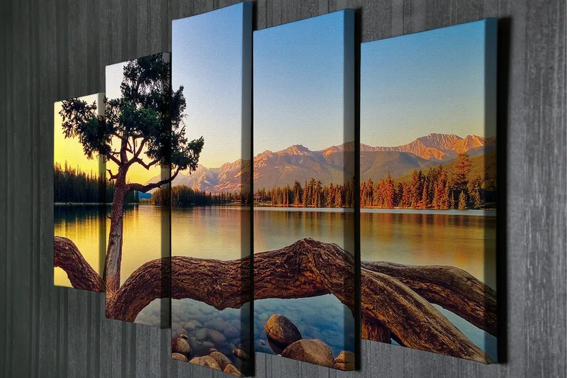 Stort lærredstryk i 5 dele 105x70 cm - Smukt sølandskab med en ensom trækrone ved vandet - Grøn / Blå / Brun - Boligtilbehør - Billeder & kunst - Billeder på lærred