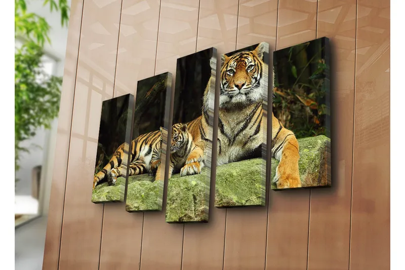 Stort lærredstryk i 5 dele 105x70 cm - Stolt tiger med unge hvilende på en sten - Orange / Sort / Beige - Boligtilbehør - Billeder & kunst - Billeder på lærred