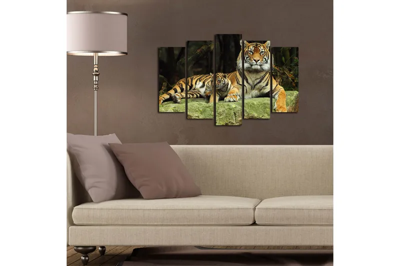Stort lærredstryk i 5 dele 105x70 cm - Stolt tiger med unge hvilende på en sten - Orange / Sort / Beige - Boligtilbehør - Billeder & kunst - Billeder på lærred