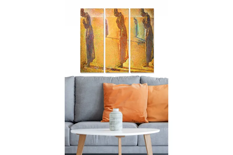 Trælærred 3-delt 50x70 cm - Tre skulpturer i dæmpede farver stående i et reflekterende miljø, Guld / Blå / Brun