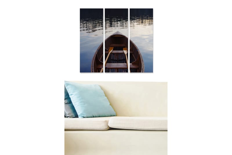 Trælærredstryk 3-delt 50x70 cm - Båd ligger stille på det spejlblanke vand, Mørkeblå / Brun / Grå