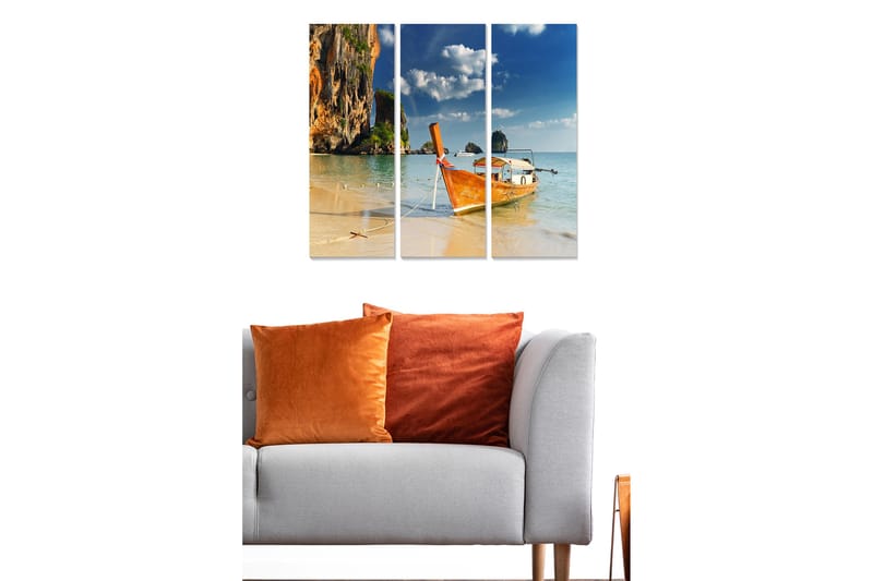 Trælærredstryk 3-delt 50x70 cm - Båd på en tropisk strand med klipper i baggrunden - Orange / Blå / Grøn - Boligtilbehør - Billeder & kunst - Billeder på lærred