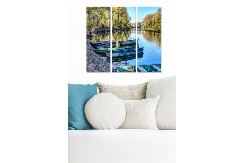 Trælærredstryk 3-delt 50x70 cm - Både på en spejlblank sø med omgivende grønne områder, Grøn / Blå / Brun