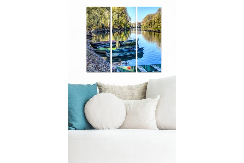 Trælærredstryk 3-delt 50x70 cm - Både på en spejlblank sø med omgivende grønne områder, Grøn / Blå / Brun