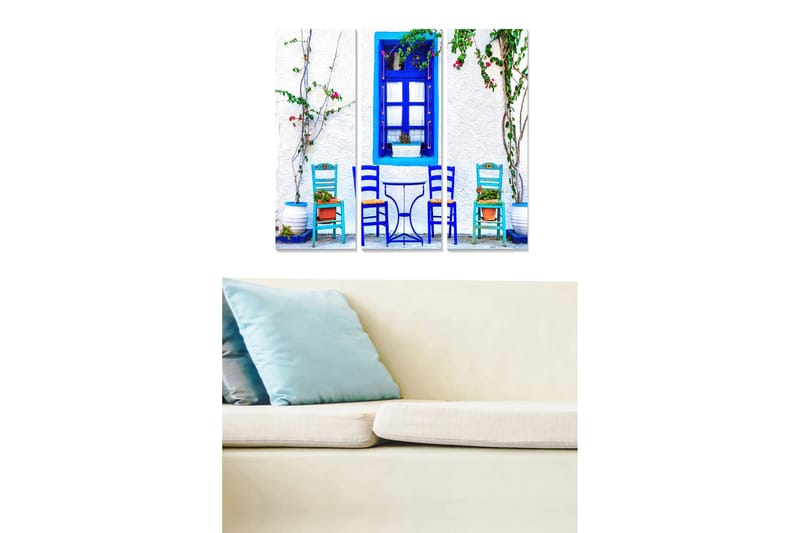 Trælærredstryk 3-delt 50x70 cm - Blå stole og bord i et solrigt udendørsmiljø, Blå / Hvid / Grøn