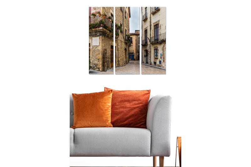 Trælærredstryk 3-delt 50x70 cm - Charmerende gade med historiske bygninger og blomsterprydede balkoner - Grå / Beige / Grøn - Boligtilbehør - Billeder & kunst - Billeder på lærred