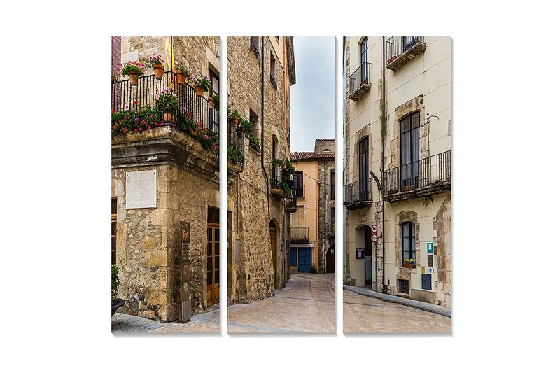 Trælærredstryk 3-delt 50x70 cm - Charmerende gade med historiske bygninger og blomsterprydede balkoner, Grå / Beige / Grøn
