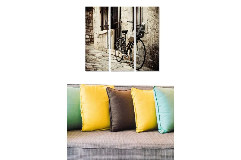 Trælærredstryk 3-delt 50x70 cm - Cykel lænet op ad en gammel stenmur i en malerisk gyde, Sort / Beige / Grå