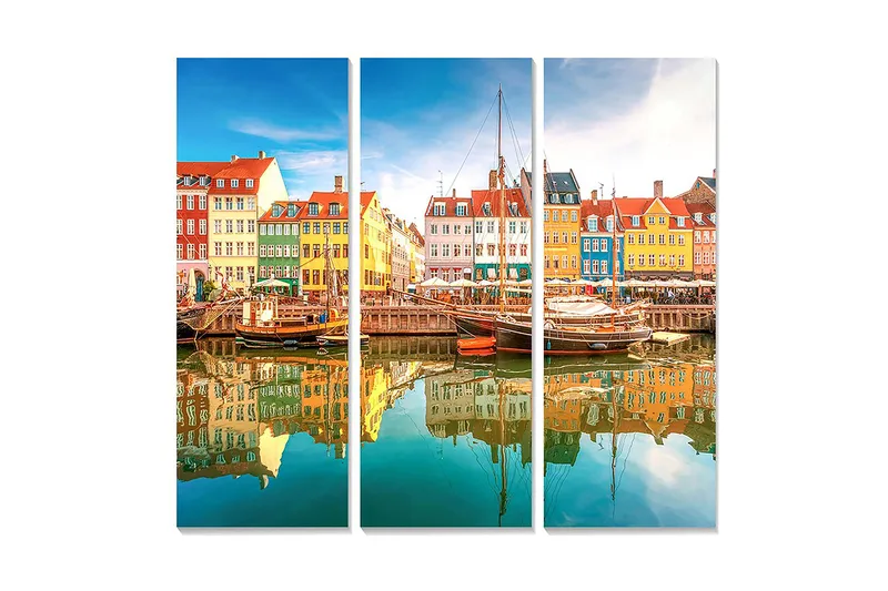Trælærredstryk 3-delt 50x70 cm - Farverig havn med traditionelle huse og både, Blå / Gul / Rød