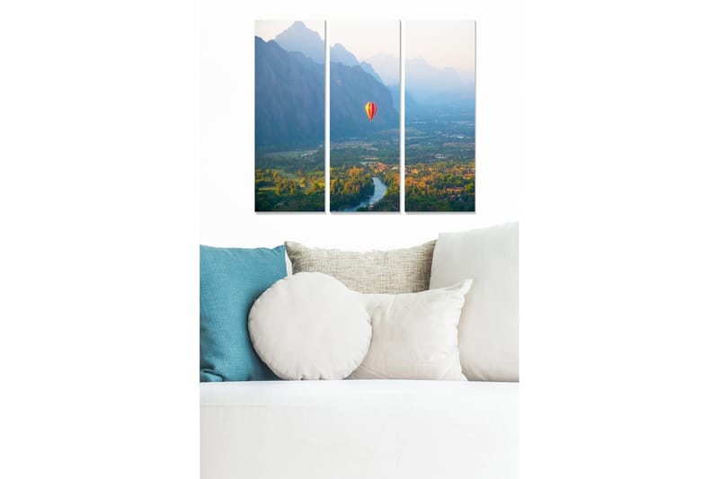 Trælærredstryk 3-delt 50x70 cm - Farverig varmluftballon over en smuk dal med bjerge i baggrunden, Grøn / Blå / Orange