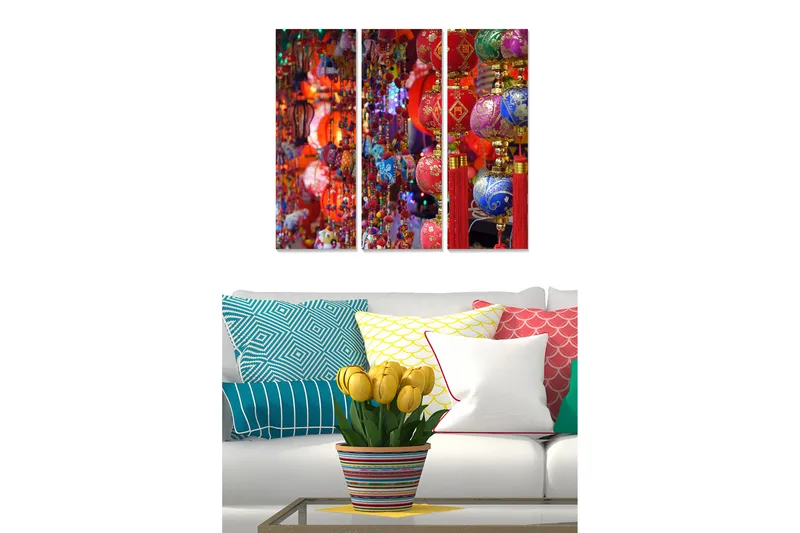 Trælærredstryk 3-delt 50x70 cm - Farverige lanterner hængende i et livligt markedsmiljø, Rød / Blå / Guld