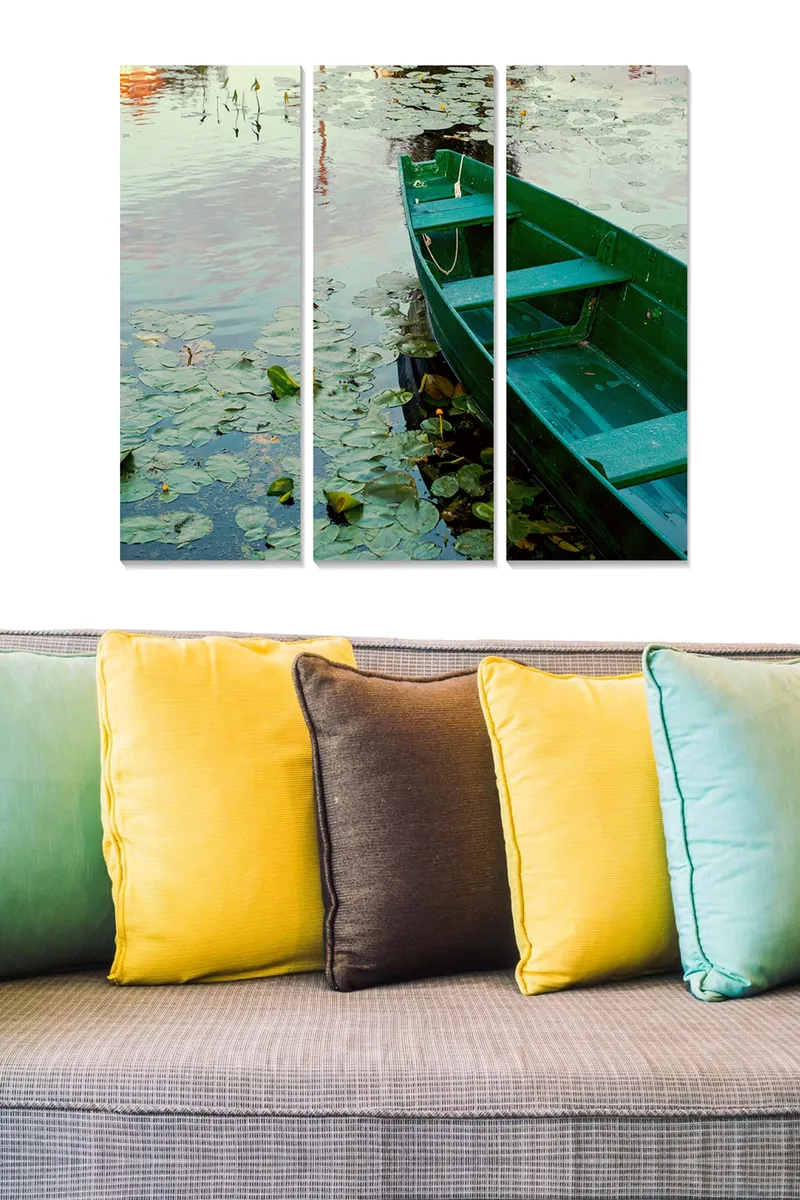 Trælærredstryk 3-delt 50x70 cm - Grøn båd på spejlblankt vand med åkander - Grøn / Blå / Beige - Boligtilbehør - Billeder & kunst - Billeder på lærred