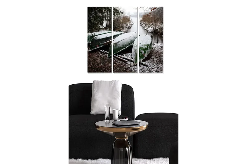 Trælærredstryk 3-delt 50x70 cm - Grønmalede både dækket af sne på en rolig bæk, Grøn / Hvid / Brun