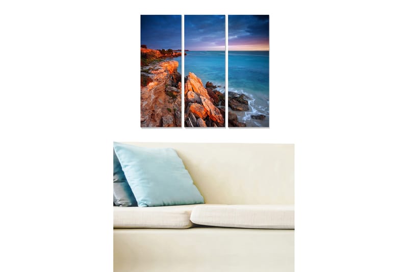 Trælærredstryk 3-delt 50x70 cm - Klippekystlinje ved havet i skumringen, Blå / Orange / Grå