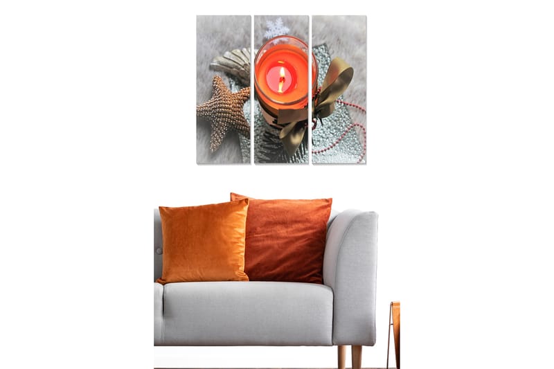 Trælærredstryk 3-delt 50x70 cm - Lysende lanterne med en varm orange tone omgivet af julepynt - Orange / Brun / Grøn - Boligtilbehør - Billeder & kunst - Billeder på lærred