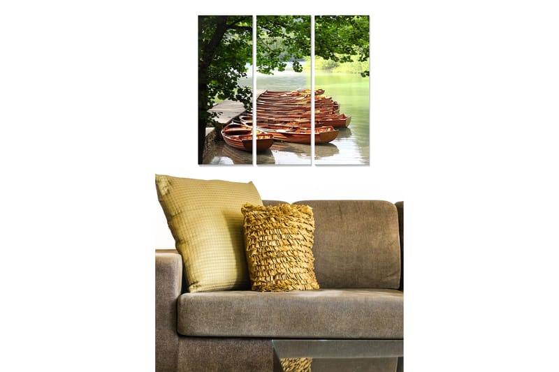 Trælærredstryk 3-delt 50x70 cm - Rækker af træbåde på en rolig sø omgivet af grønne områder, Grøn / Brun / Blå