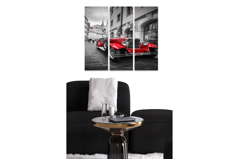 Trælærredstryk 3-delt 50x70 cm - Rød klassisk bil på en gammel bygade, Rød / Sort / Grå