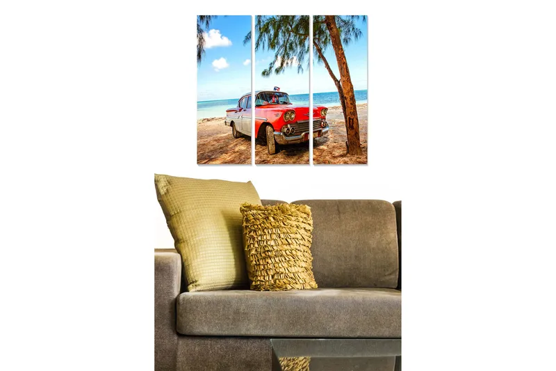 Trælærredstryk 3-delt 50x70 cm - Rød veteranbil på en strand med palmer og hav i baggrunden, Rød / Blå / Brun
