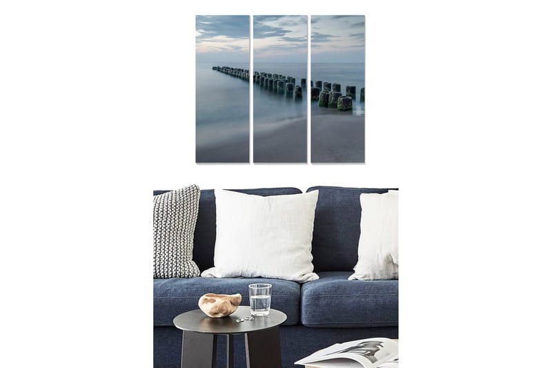 Trælærredstryk 3-delt 50x70 cm - Ro ved havet med en række pæle i vandet, Blå / Grå / Grøn