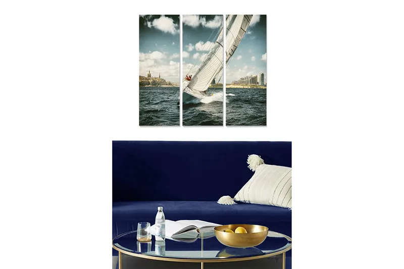 Trælærredstryk 3-delt 50x70 cm - Sejlbåd navigerer gennem bølgerne i et bymiljø, Blå / Hvid / Beige