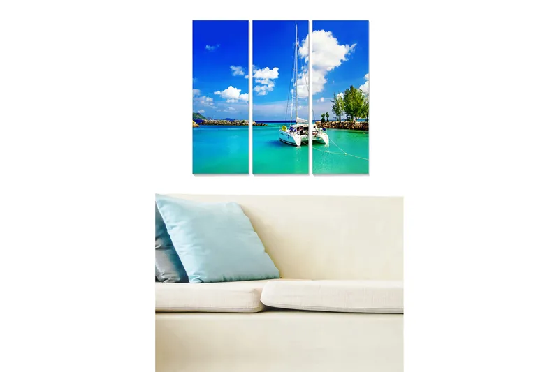 Trælærredstryk 3-delt 50x70 cm - Sejlbåd ved en klar blå lagune, Blå / Turkis / Hvid