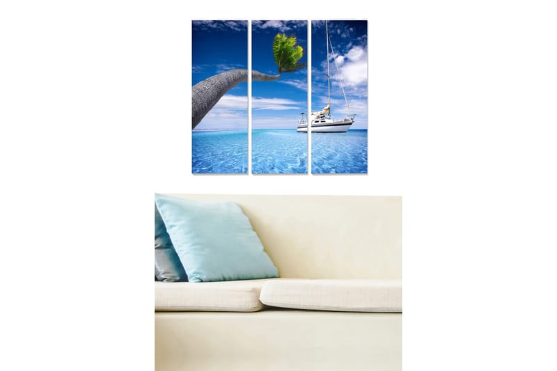 Trælærredstryk 3-delt 50x70 cm - Sejlbåd på et klart blåt hav med en palme, der strækker sig ud over vandet, Blå / Grøn / Hvid