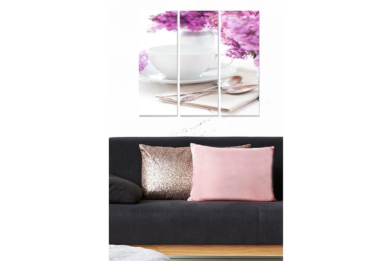 Trælærredstryk 3-delt 50x70 cm - Smuk buket lilla blomster med en hvid kop og skeer i fokus, Lilla / Hvid