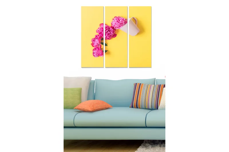 Trælærredstryk 3-delt 50x70 cm - Smuk buket lyserøde blomster i en hvid kande mod en gul baggrund, Lyserød / Gul