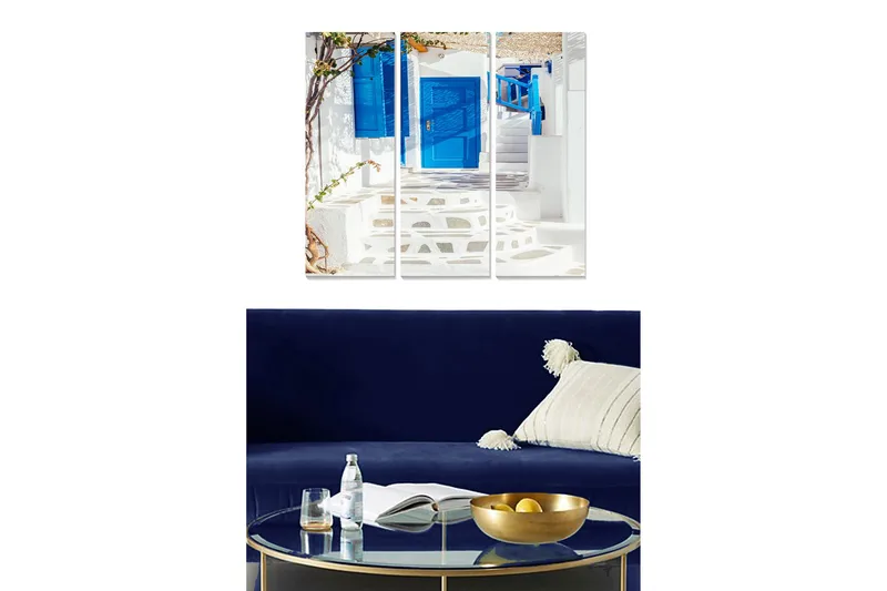 Trælærredstryk 3-delt 50x70 cm - Smuk hvid bygning med blå døre og trapper i solrige omgivelser, Blå / Hvid