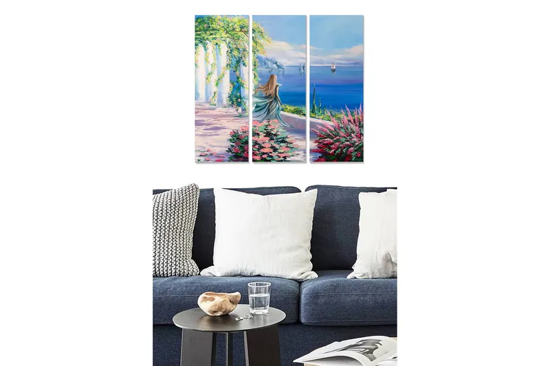 Trælærredstryk 3-delt 50x70 cm - Smuk kvinde kigger ud over havet med blomster i forgrunden - Blå / Grøn / Lyserød - Boligtilbehør - Billeder & kunst - Billeder på lærred