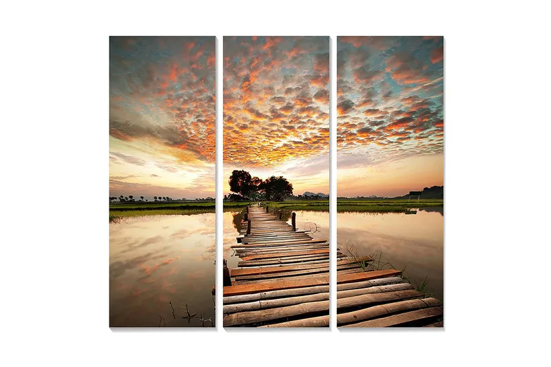 Trælærredstryk 3-delt 50x70 cm - Smuk solnedgang over en træbro over stille vand, Orange / Blå / Grøn