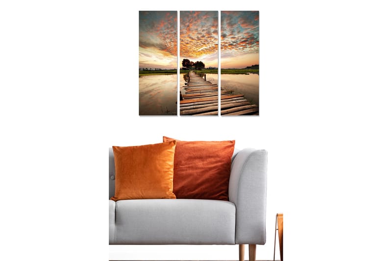 Trælærredstryk 3-delt 50x70 cm - Smuk solnedgang over en træbro over stille vand - Orange / Blå / Grøn - Boligtilbehør - Billeder & kunst - Billeder på lærred