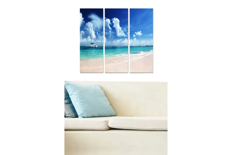 Trælærredstryk 3-delt 50x70 cm - Smuk strandscene med sejlbåd og klar blå himmel, Blå / Turkis / Beige