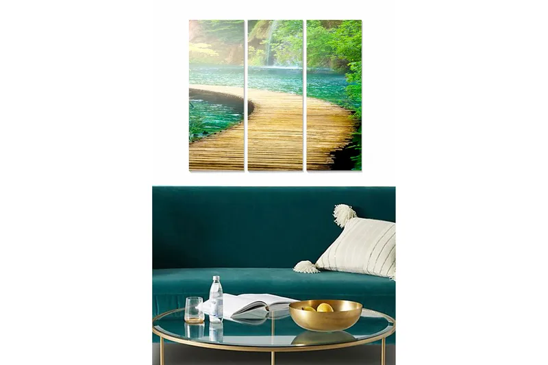 Trælærredstryk 3-delt 50x70 cm - Smuk træbro, der svinger over klart vand omgivet af frodig natur, Grøn / Blå / Brun