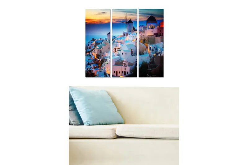 Trælærredstryk 3-delt 50x70 cm - Smuk udsigt over en græsk landsby med hvide huse og blå kupler ved solnedgang, Blå / Hvid / Orange