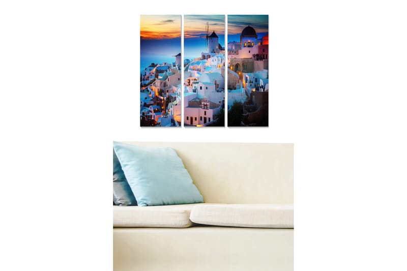Trælærredstryk 3-delt 50x70 cm - Smuk udsigt over en græsk landsby med hvide huse og blå kupler ved solnedgang, Blå / Hvid / Orange