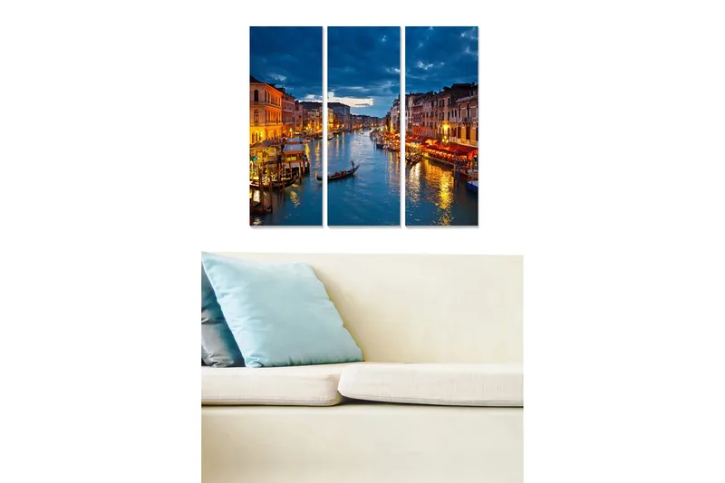 Trælærredstryk 3-delt 50x70 cm - Smuk udsigt over en kanal med gondoler og oplyste bygninger i skumringen, Mørkeblå / Guld / Orange
