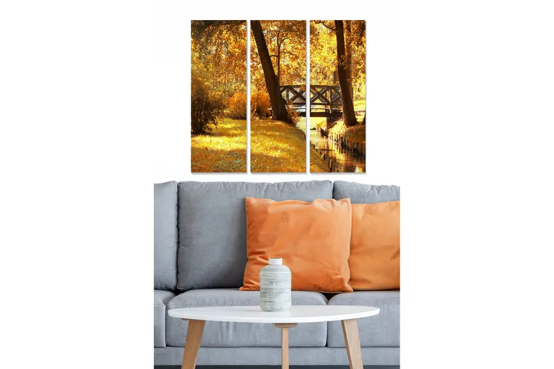 Trælærredstryk 3-delt 50x70 cm - Smukt efterårslandskab med en bro over en stille bæk, Gyldenorange / Grøn / Brun