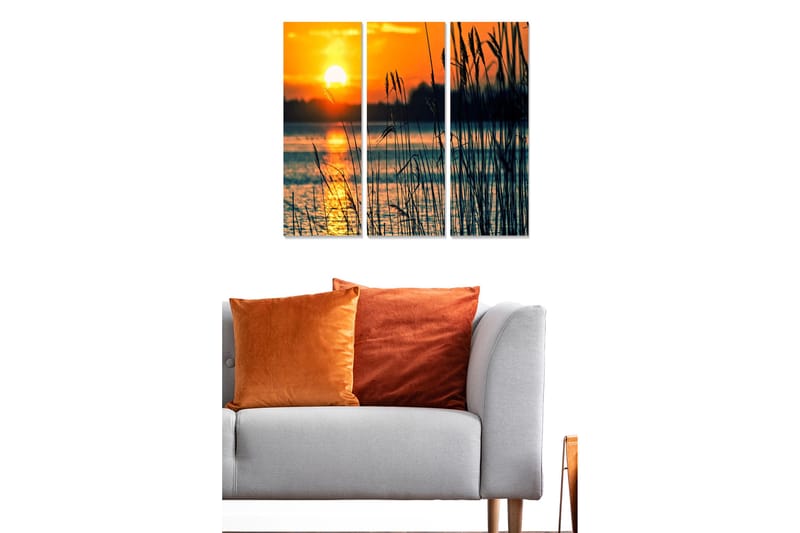 Trælærredstryk 3-delt 50x70 cm - Solnedgang over en spejlblank sø med græs i forgrunden - Orange / Mørkeblå / Guld - Boligtilbehør - Billeder & kunst - Billeder på lærred